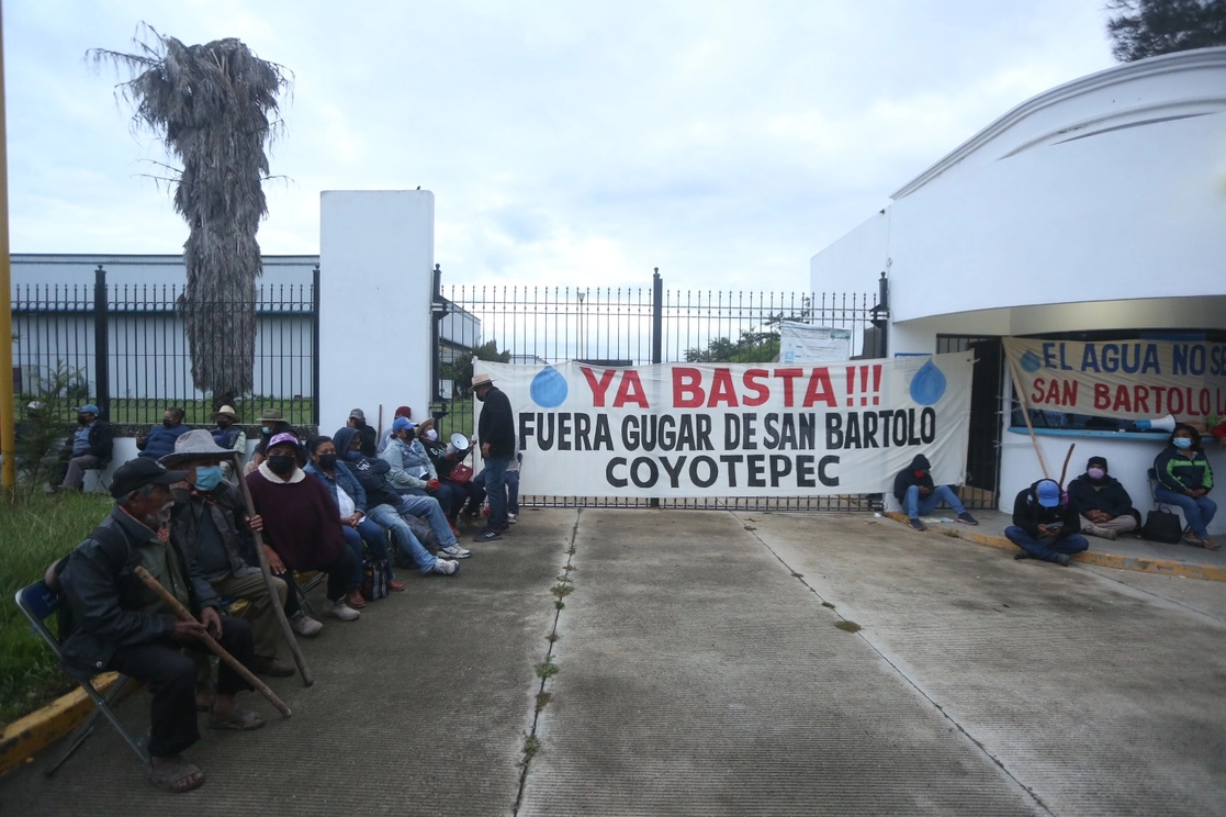 Habitantes de San Bartolo Coyotepec, municipio conurbado a la ciudad de Oaxaca, tomaron la madrugada de este lunes las instalaciones de la envasadora. Foto Jorge A. Pérez Alonso
