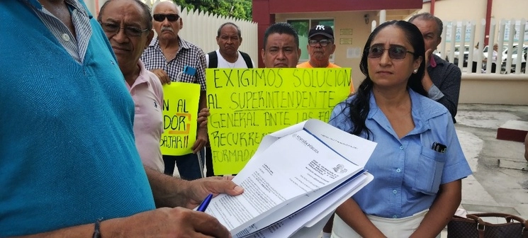 Trabajadores y habitantes del centro de Acapulco exigen a la CFE que arreglen el transformador que abastece de energía eléctrica a la zona. Foto Héctor Briseño 