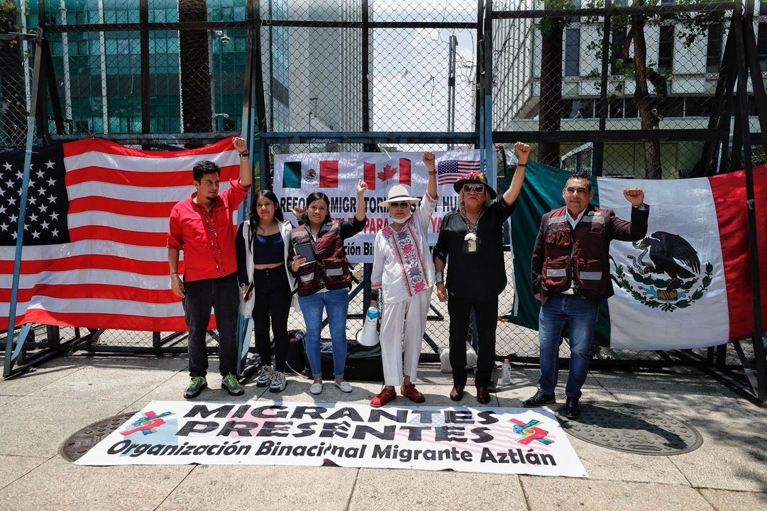Integrantes de la Coalición Binacional VS Trump y de Red Migrante del Sur protestan en contra de la propuesta de ley que pretende gravar las remesas de los migrantes, frente a la embajada de Estados Unidos, en la Ciudad de México, el 18 de mayo de 2025. 