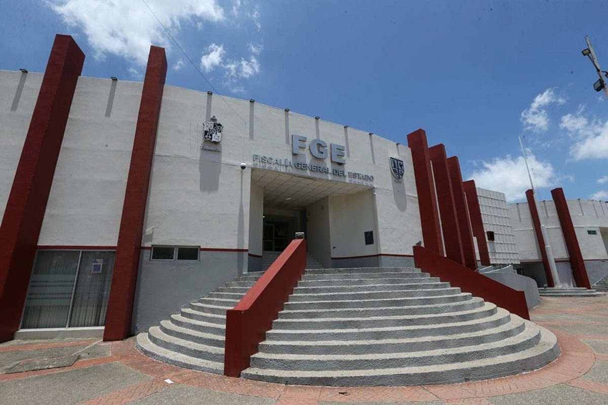Unas cien personas protestaron en Villahermosa frente al edificio de la FGE de Tabasco, por el asesinato del joven Rodrigo Isidro Ricárdez, estudiante de la UJAT, presuntamente baleado por policías estatales el pasado 14 de noviembre. Foto 