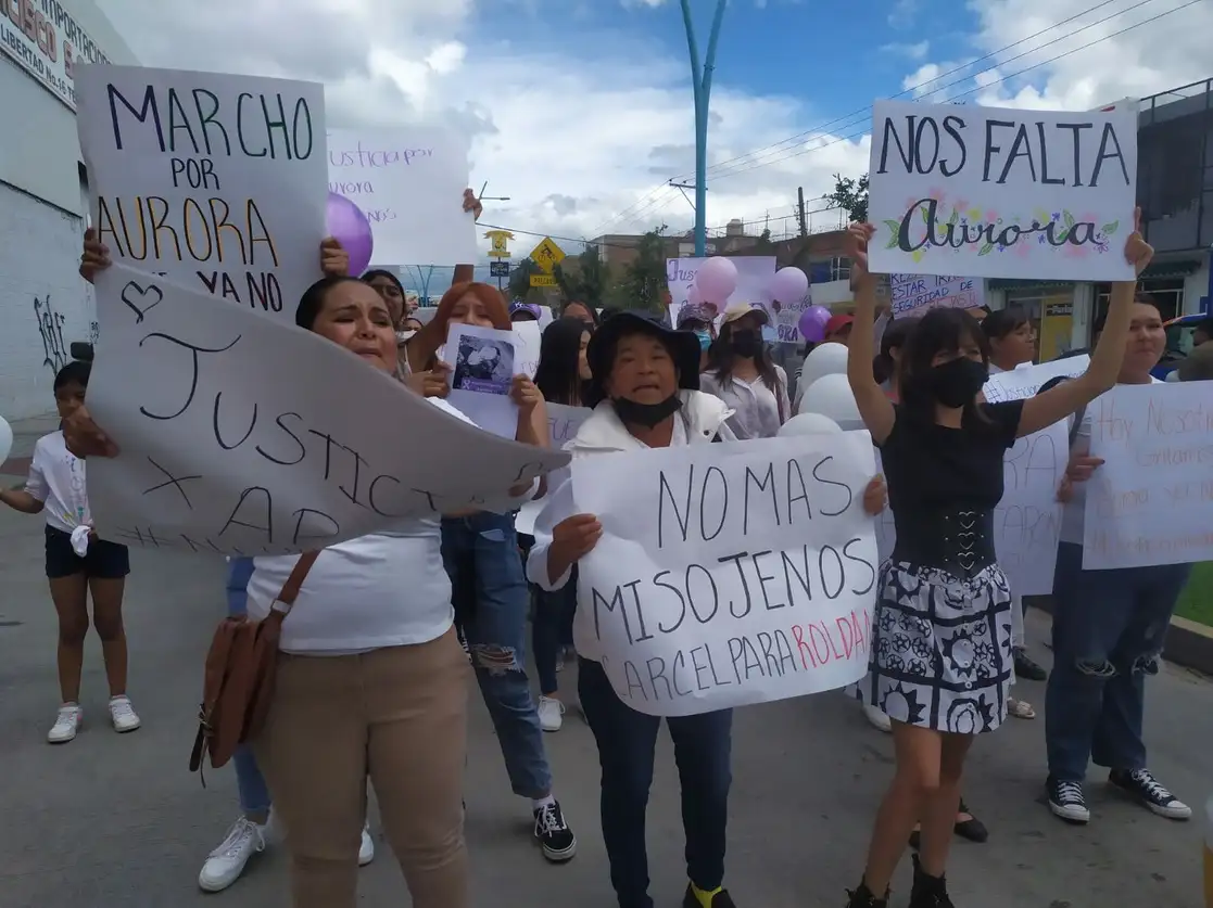 “Aurora no murió, a Aurora la mataron”, gritan manifestantes para exigir justicia para la joven de 18 años, asesinada en el interior de un motel en Silao, Guanajuato. Foto Carlos García