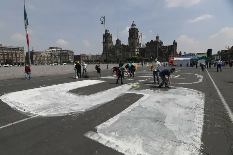 La Coordinación por la Liberación de Susana Prieto y el Sindicato Nacional Independiente de Trabajadores de Industrias y Servicios realizaron una pinta en el Zócalo en exigencia de la liberación de la abogada y activista Susana Prieto Terrazas, como parte de la “Segunda Acción Global. Libertad para Susana Prieto Terrazas”, el 20 de junio del 2020. Foto Yazmín Ortega Cortés