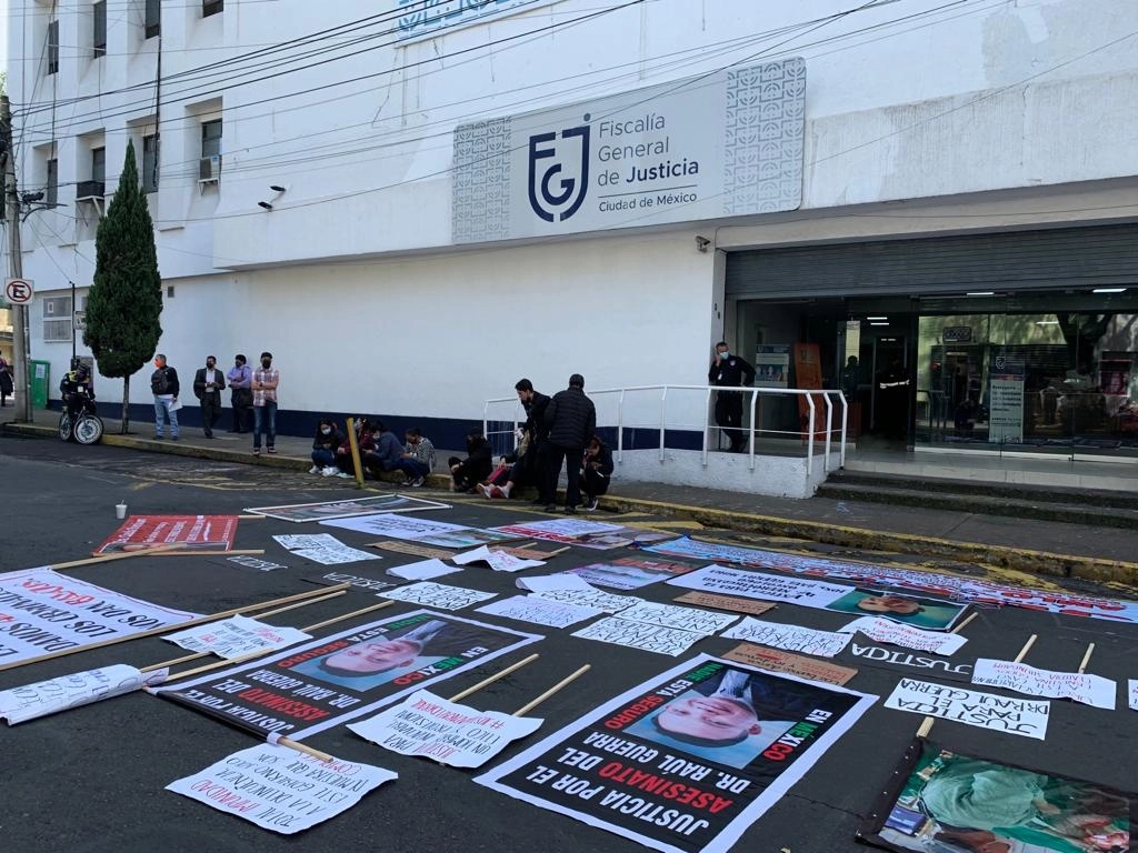 También en la Fiscalía capitalina, familiares y amigos del doctor José Raúl Guerra Mora, asesinado el pasado de 2 de septiembre a balazos en la alcaldía Coyoacán, protestaron para exigir justicia, en 20 de septiembre de 2021. Foto Alfredo Domínguez
