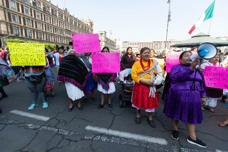 Artesanas del Centro Histórico exigen apoyos al gobierno de la Ciudad de México durante la emergencia sanitaria que paralizó la actividad comercial, frente al Palacio Nacional, el 20 de abril de 2020. Foto Pablo Ramos
