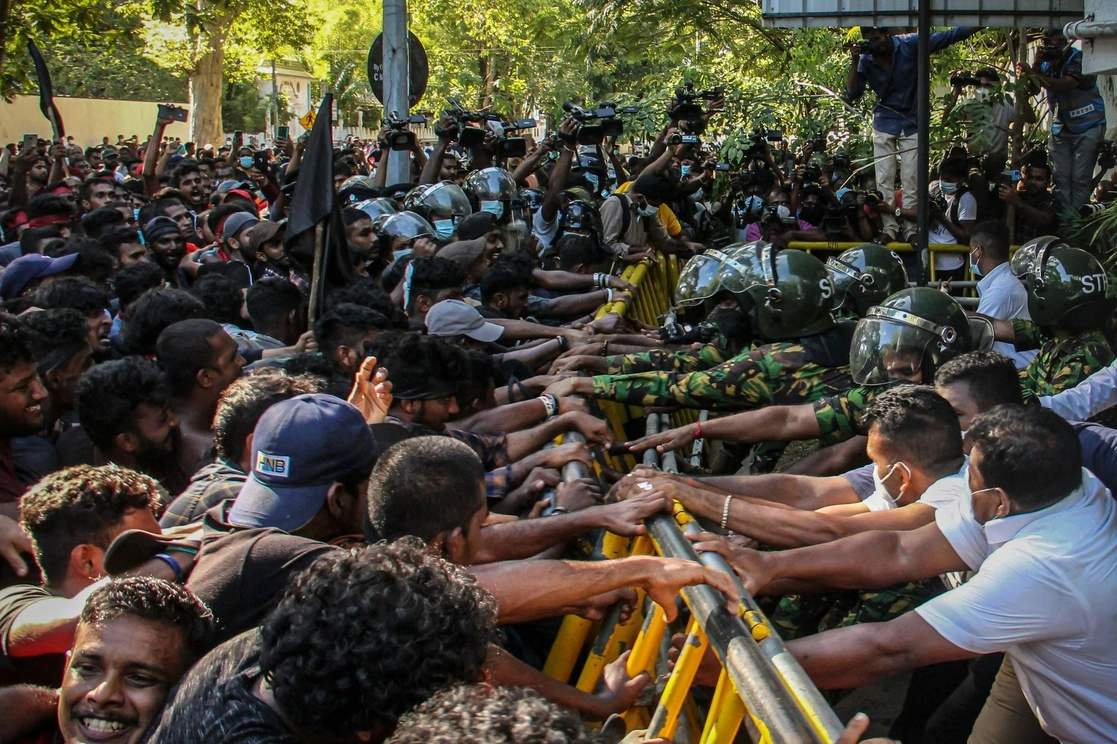 Estudiantes universitarios protestan frente a la residencia del primer ministro de Sri Lanka, Mahinda Rajapaksa, durante una manifestación por la crisis económica paralizante del país, el 24 de abril de 2022. Foto Afp