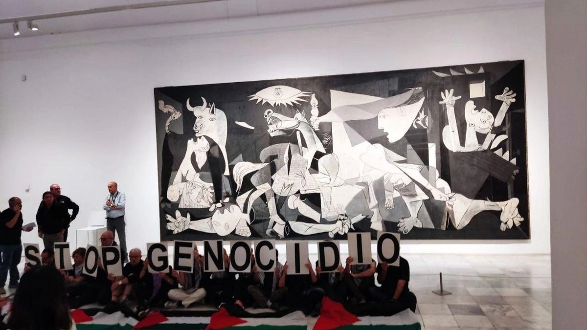 Un grupo de integrantes de la plataforma Marea Palestina se manifestó frente al cuadro de Picasso.