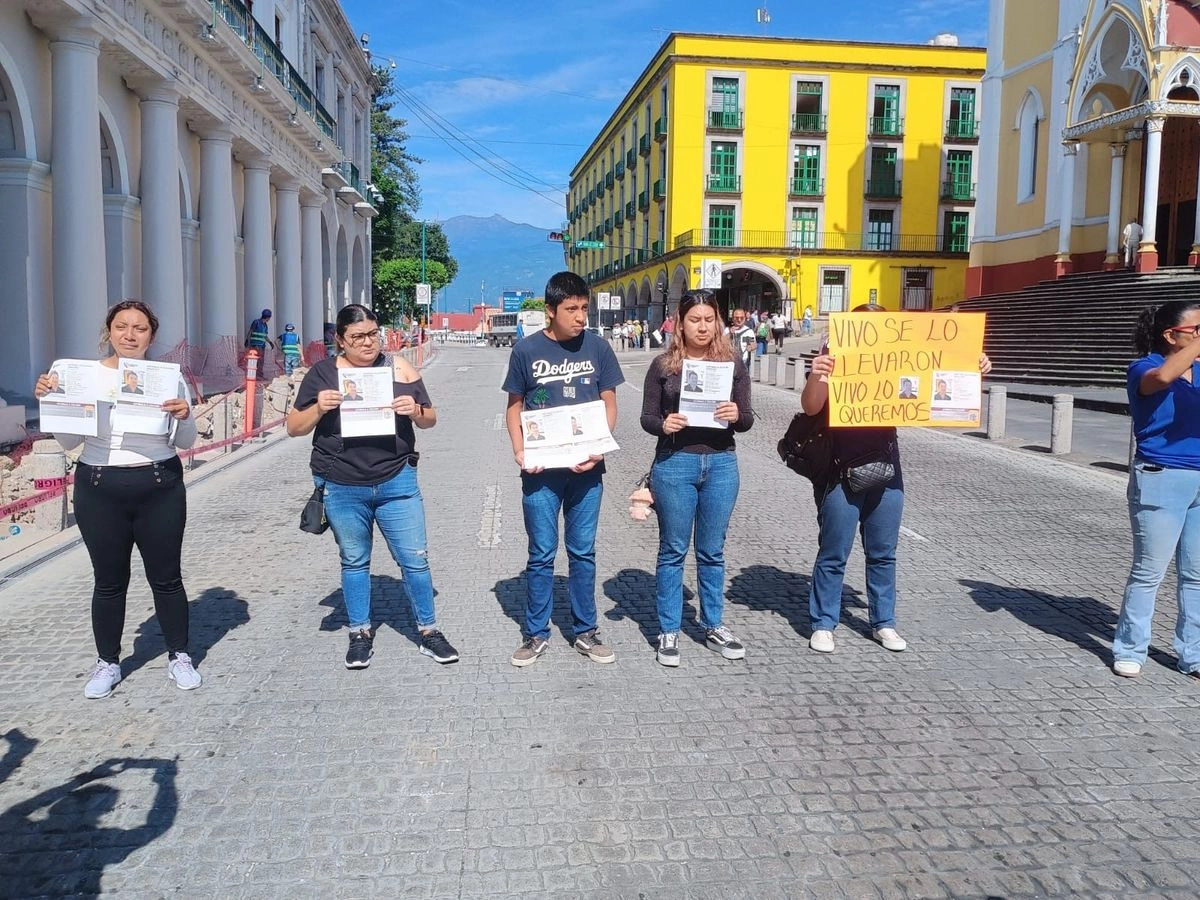Familiares y amigos de Antonio Aldazaba Sánchez se manifestaron este lunes frente al Palacio de Gobierno en Xalapa para exigir su pronta localización.