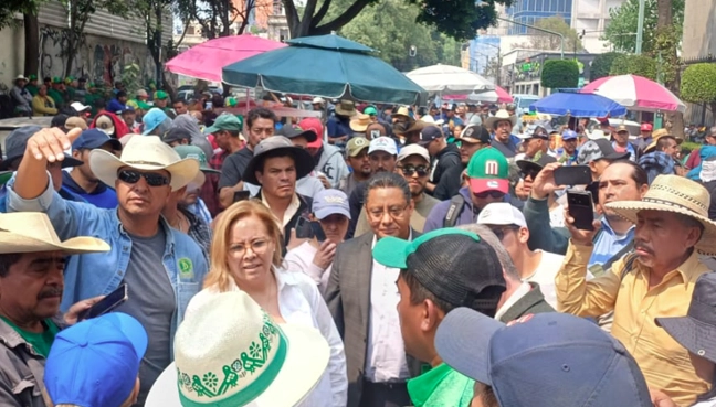 Integrantes de la UNTA durante la protesta en Segob. Foto tomada de la cuenta de X 