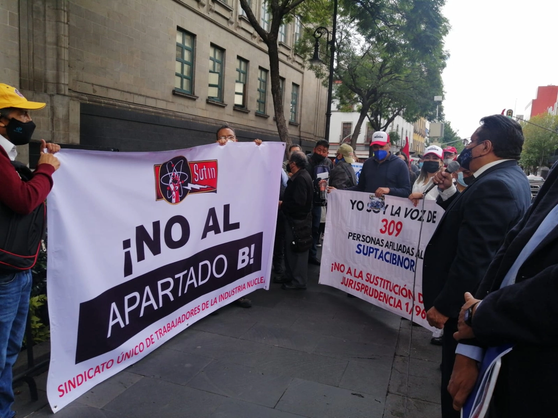Un grupo de trabajadores del SUTIN protestaron en contra de esta decisión que pretende incorporarlos al régimen laboral burocrático regulado por la Ley Federal de los Trabajadores al Servicio del Estado, conocido como apartado B del artículo 123 Constitucional, en lugar del apartado A, régimen al que actualmente pertenecen, el 5 de octubre de 2021. Foto 'La Jornada' 
