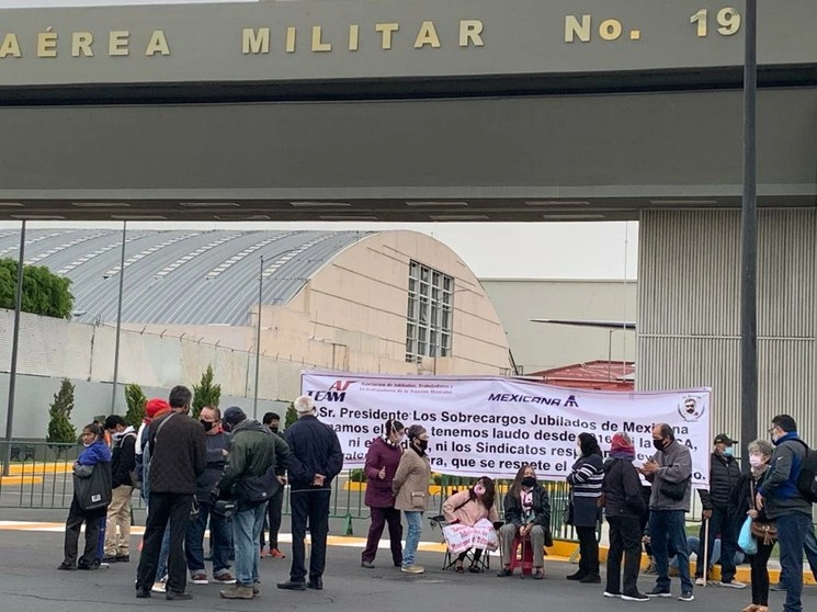Sobrecargos jubilados de Mexicana de Aviación durante una conferencia de prensa que realizan esta mañana en la puerta del ex Hangar Presidencial en el AICM. Foto María Luisa Severiano

