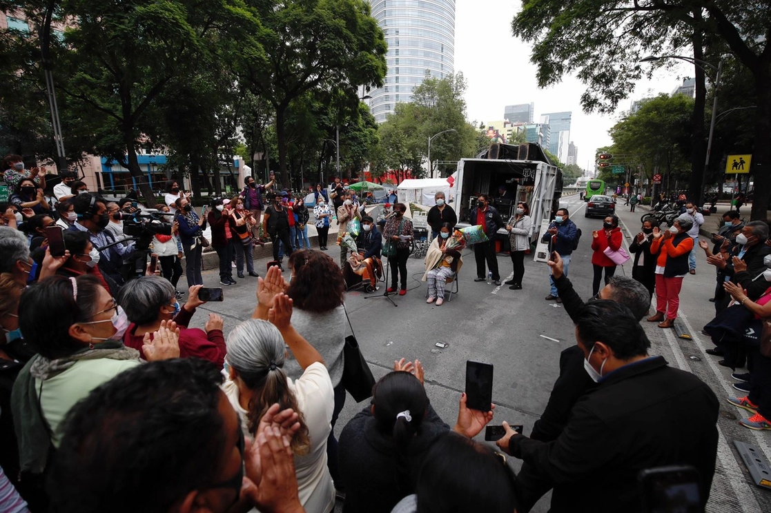 En imagen del 15 de julio de 2021, plantón de médicos y enfermeras jubilados frente a la sede nacional del IMSS en la CDMX. Foto Cristina Rodríguez