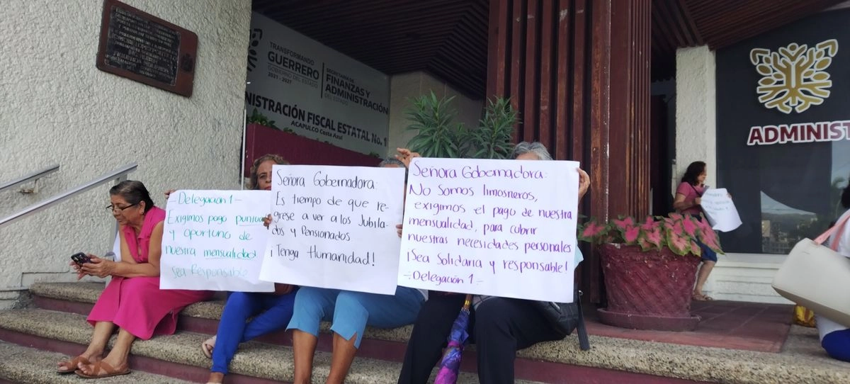 "Para nosotros es un insulto, una falta de consideración", expresó la delegada de la asociación de jubilados número uno, Divina Sierra Villavicencio, quien mencionó que "se están acostumbrando a pagarnos hasta después del mes".