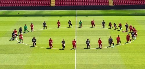 Durante el entrenamiento, 29 jugadores del equipo líder de la liga inglesa se manifestaron en el estadio Anfield. Foto tomada del Twitter de @LFC