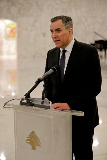 El recién nombrado primer ministro, Mustapha Adib, habla durante una conferencia de prensa en el palacio presidencial en Baabda, al este de Beirut. Foto Afp