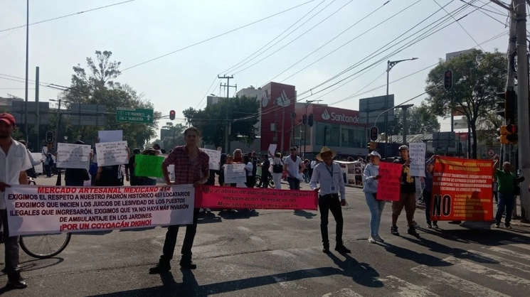 Locatarios del Mercado Artesanal de Coyoacán marcharon sobre la avenida División del Norte exigiendo atención de las autoridades de la alcaldía. Foto ‘La Jornda’