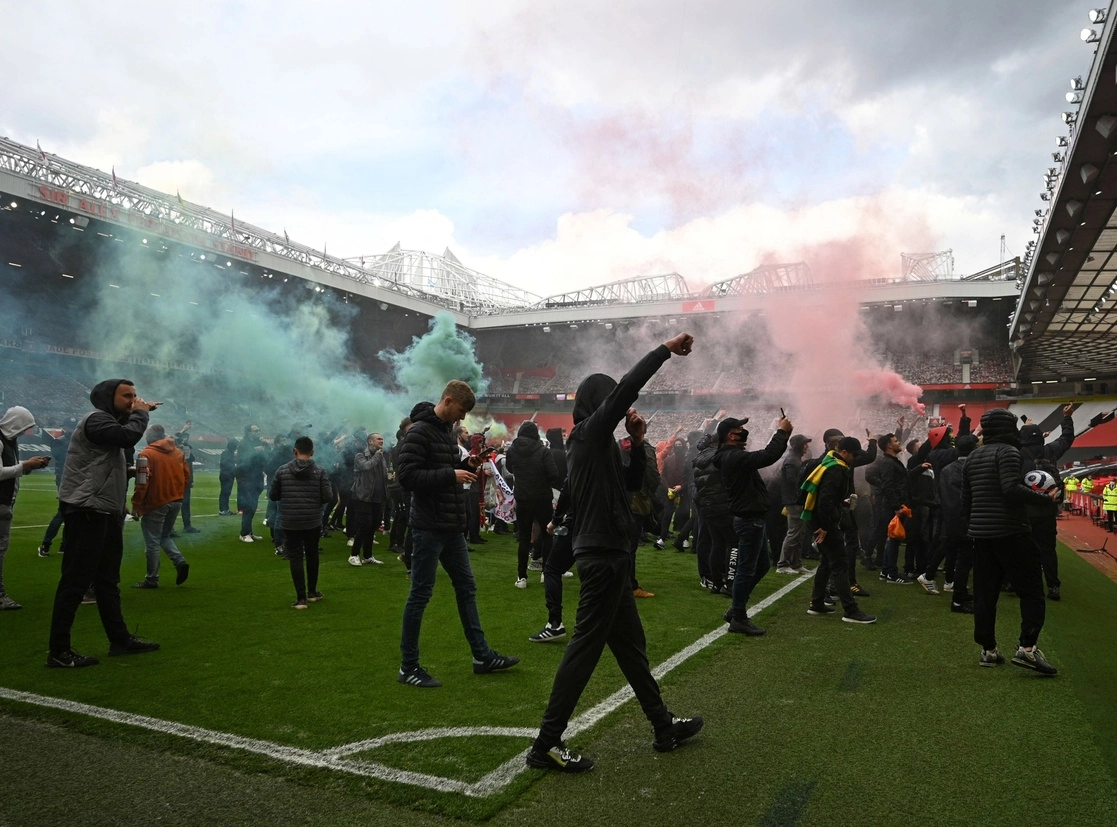 Aficionados protestan contra los propietarios del Manchester United, dentro del estadio Old Trafford del Manchester United en Manchester, Inglaterra, el 2 de mayo de 2021. Foto Afp