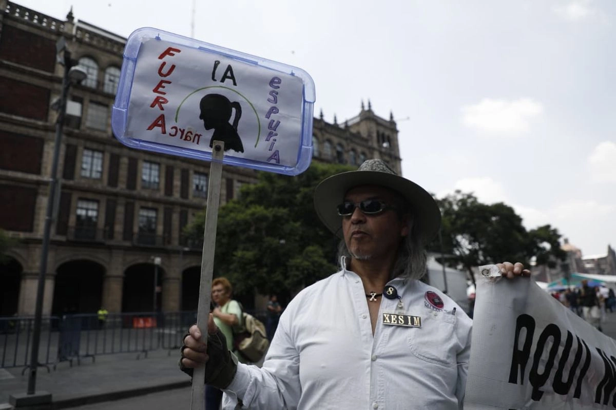 Durante la protesta de madres buscadoras un colectivo distinto se manifestó contra la refoma judicial. Foto 