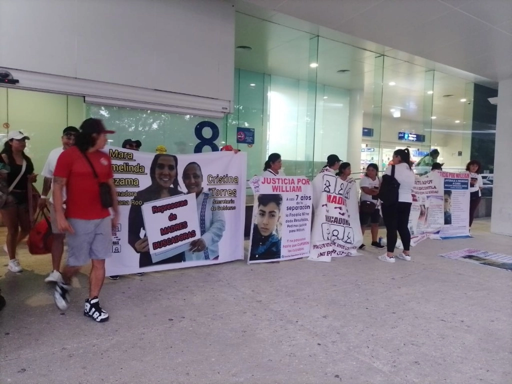 Carmita Zapata Pérez, madre de William, advirtió que ella lleva siete años esperando informes de su hijo, así que seguirá en la espera, pero desde el aeropuerto, a donde convocó a las autoridades para que lleguen a dar información sobre sus seres queridos, junto con soluciones a sus demandas. Foto Patricia Vázquez 