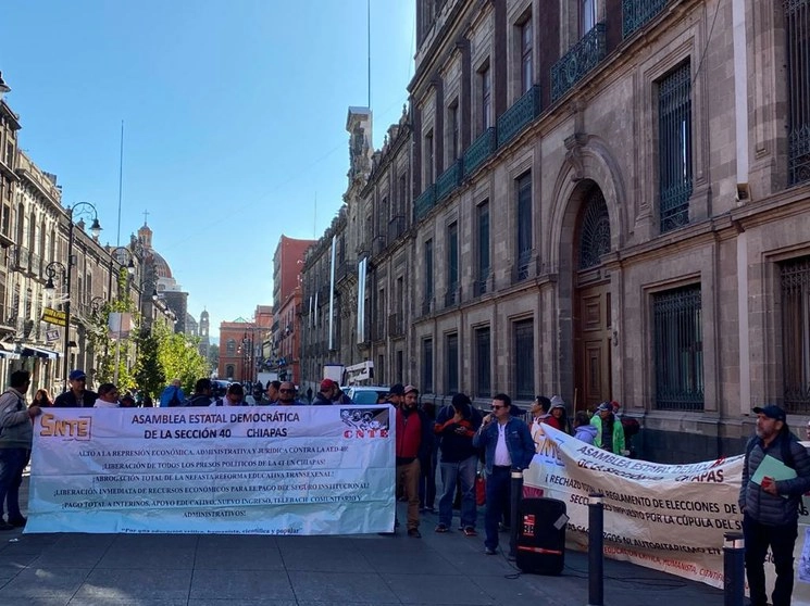 Profesores disidentes de la sección 40 de Chiapas se manifestaron frente a Palacio Nacional. Foto Laura Poy