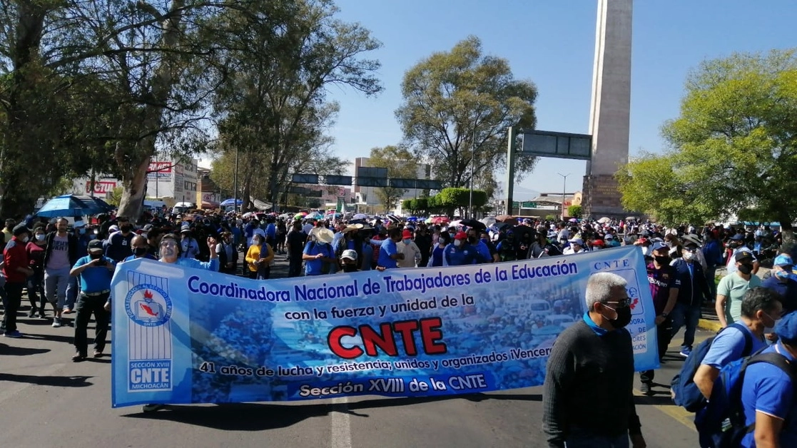 Participan en la protesta sindicatos como el del Poder Ejecutivo del Estado (Staspe), del Colegio de Bachilleres, la Universidad Tecnológica de Morelia, de Empleados de la Universidad Michoacana (Sueum), entre otros. Foto La Jornada