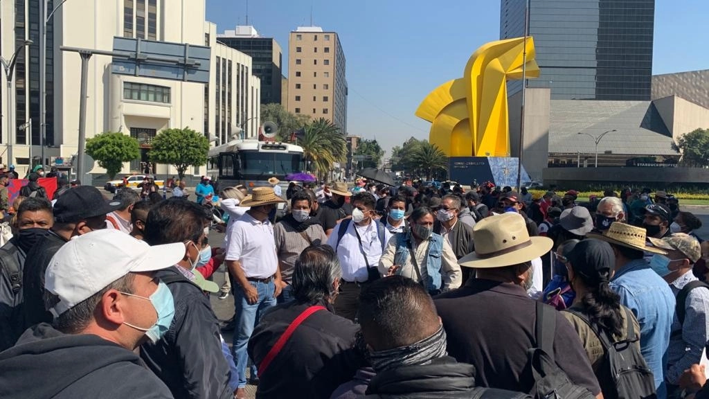 Maestros de la CNTE se reunieron sobre Paseo de la Reforma, a la altura de Bucareli, para marchar hacia la sede de la Suprema Corte de Justicia de la Nación, el 26 de febrero de 2021. Foto José Antonio López