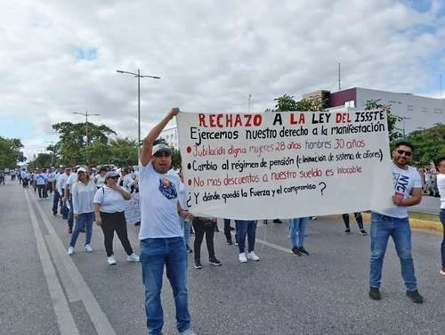 Docentes de distintos niveles educativos se manifestaron el 22 de febrero en la avenida Tulum, en Cancún, Quintana Roo, en contra de las reformas a la Ley del Issste, pues aseguran que afectarán sus condiciones laborales y de jubilación. Foto