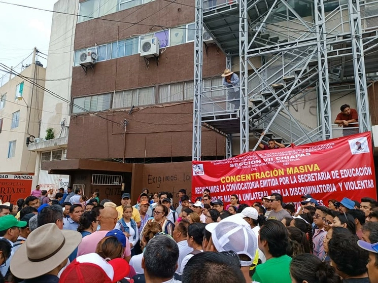 Los docentes, también integrantes de la Coordinadora (CNTE), se manifestaron frente al Palacio del Ejecutivo Estatal en donde además quemaron una lona. Foto tomada de Facebook.