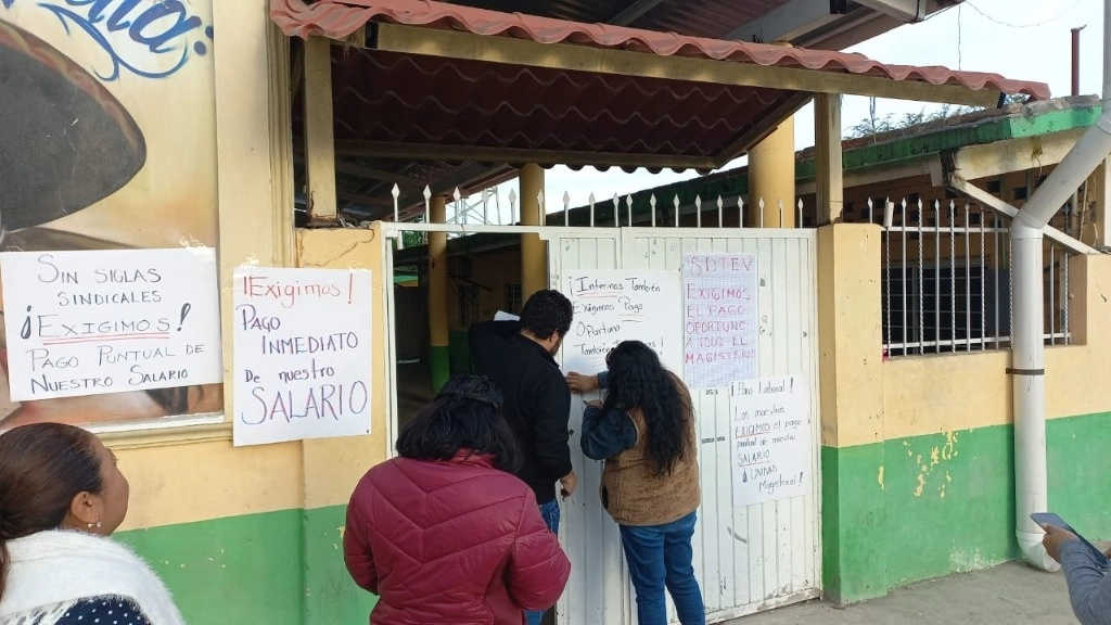 Integrantes del gremio magisterial realizan protestas en sus respectivos planteles educativos, debido a que el gobierno estatal no les ha pagado la segunda quincena de enero, el 31 de enero de 2024. Foto Eirinet Gómez
