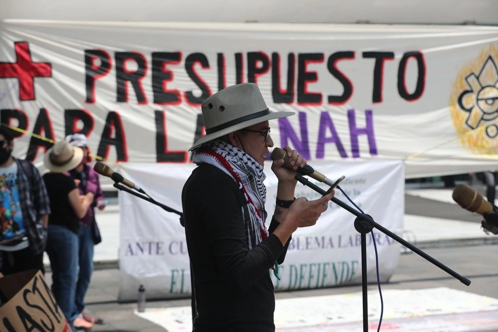Profesores y estudiantes de la Escuela Nacional de Antropología e Historia se manifestaron frente al Museo de Antropología para exigir que se destine mayor presupuesto a esa casa de estudios y se garantice la basificación de maestros y trabajadores. Foto José Antonio López