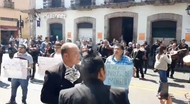Los mariachis se manifestaron frente al Palacio de Gobierno en la capital michoacana. Foto tomada de Twitter @CongresoMich