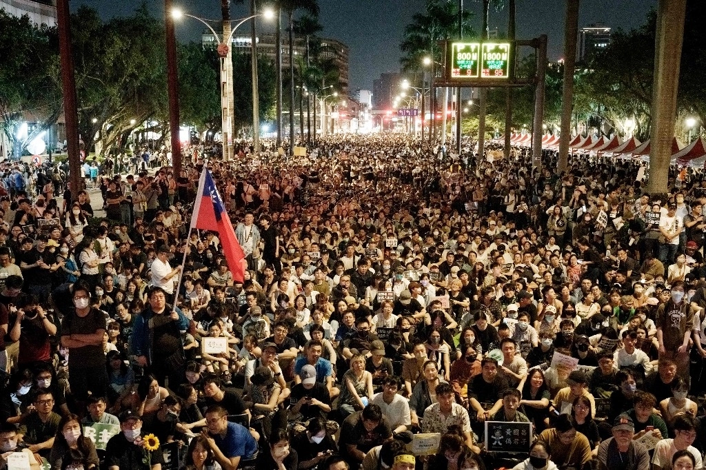 Personas protestan contra los planes del principal opositor Kuomintang (KMT) y el Partido Popular de Taiwán (TPP) de ampliar los poderes parlamentarios durante la votación del proyecto de ley de reforma del Parlamento, frente al Parlamento en Taipei el 24 de mayo de 2024. Foto Afp
