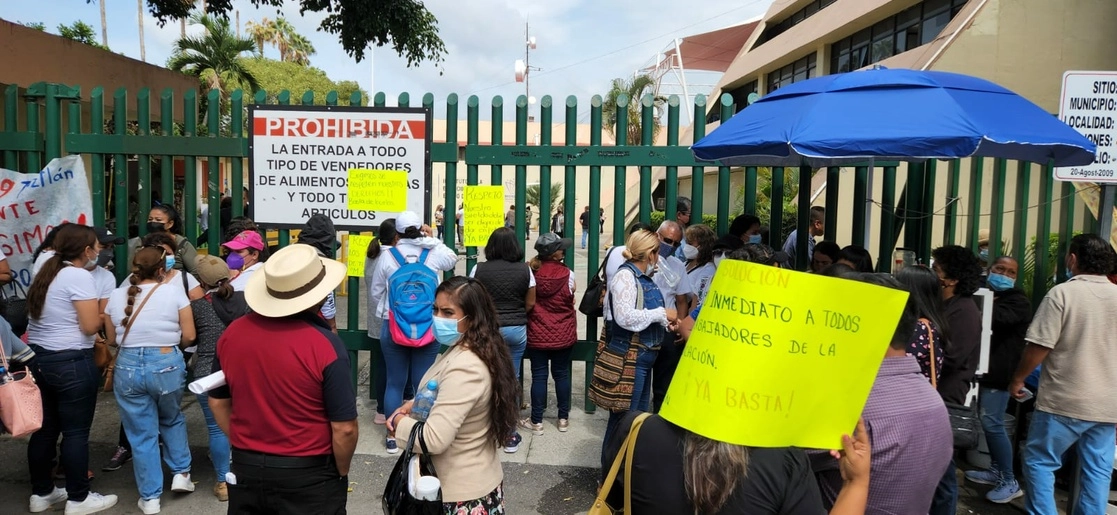 Bloque por parte de los maestros en los accesos del IEBEM, el 15 de julio de 2022. Foto Rubicela Morelos