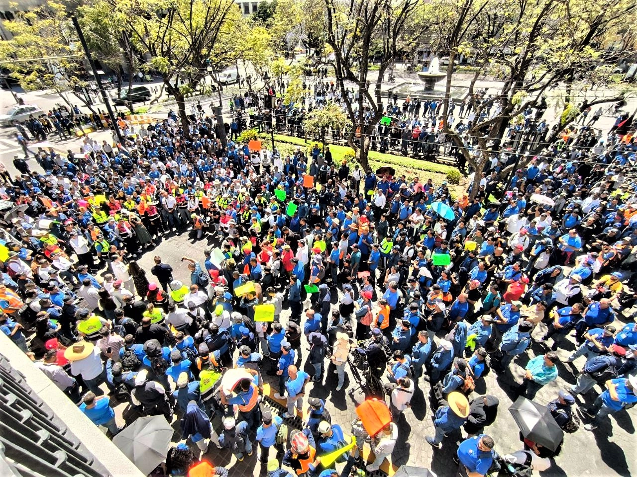 Aspecto de la manifestación a las afueras de palacio de gobierno, tras una falta colectiva de los trabajadores en reclamo de mejoras laborales. Foto

