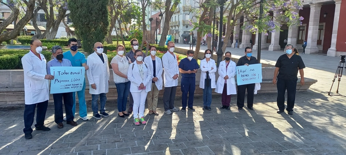 Médicos de nosocomios privados realizaron un plantón en la Plaza de la Patria, de Aguascalientes, para exigir la aplicación de vacunas para su gremio. Foto Claudio Bañuelos
