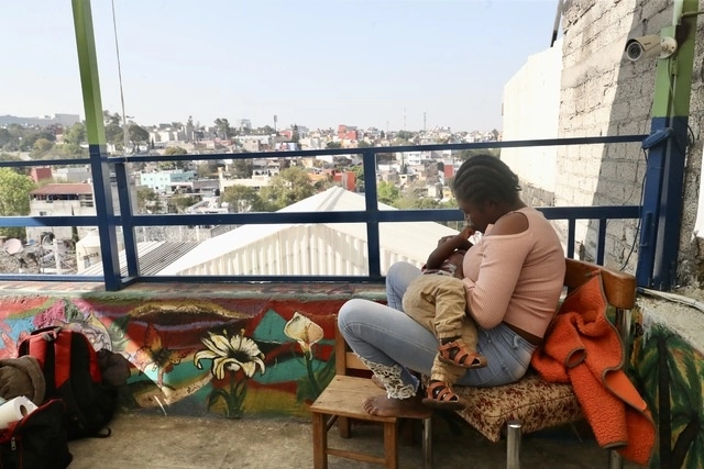 Grupos de migrantes piden no ser tratados como delincuentes durante su paso por México. Foto Luis Castillo/Archivo
