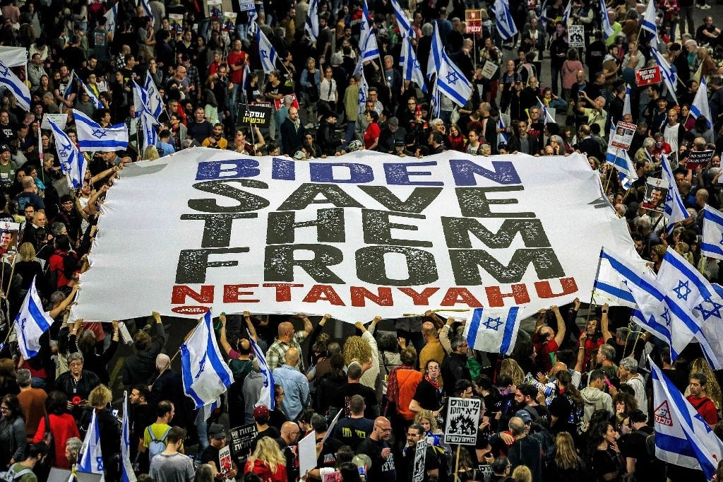Protesta en Tel Aviv que pide al gobierno israelí que tome medidas para devolver a los rehenes mantenidos cautivos por Hamas desde los ataques del 7 de octubre, durante una manifestación antigubernamental cerca de la sede del Ministerio de Defensa, el 13 de abril de 2024. Foto Afp
