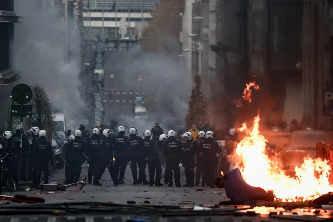 La policía antidisturbios belga trata de contener los enfrentamientos durante una manifestación contra las medidas Covid-19, el 21 de noviembre de 2021. Foto Afp