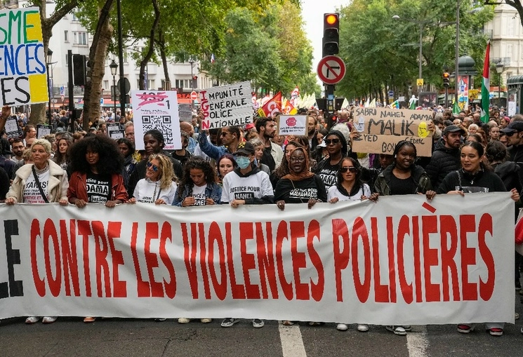 Activistas marchan contra la violencia policial en París, el 23 de septiembre de 2023. Foto Ap