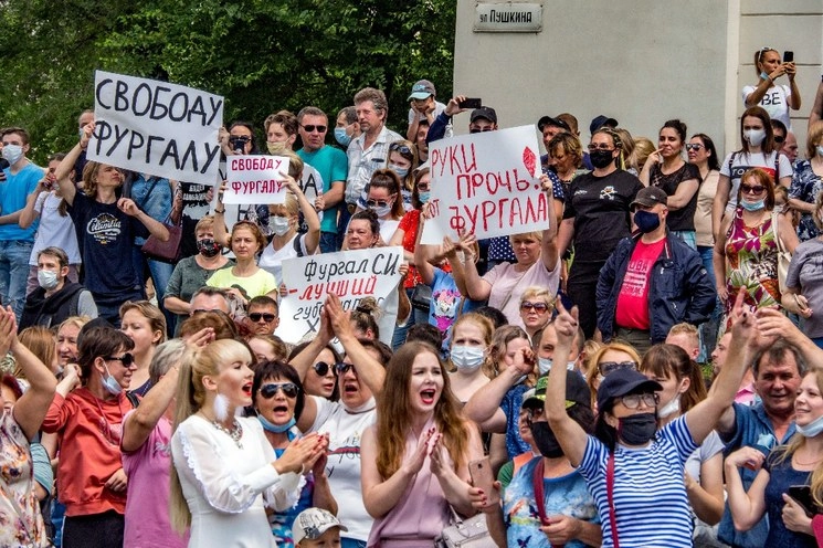 La gente sostiene carteles que dicen "¡Libertad para Sergei Furgal y manos fuera de Sergei Furgal!" durante una protesta no autorizada en apoyo de Sergei Furgal, el gobernador de la región de Jabarovsk, Rusia. Foto Ap