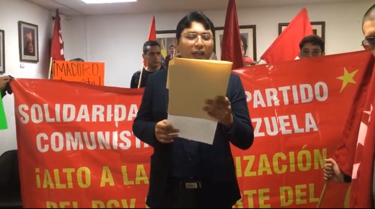 Integrantes del Partido Comunista de México durante la protesta. Fotograma tomado del video publicado en redes sociales
