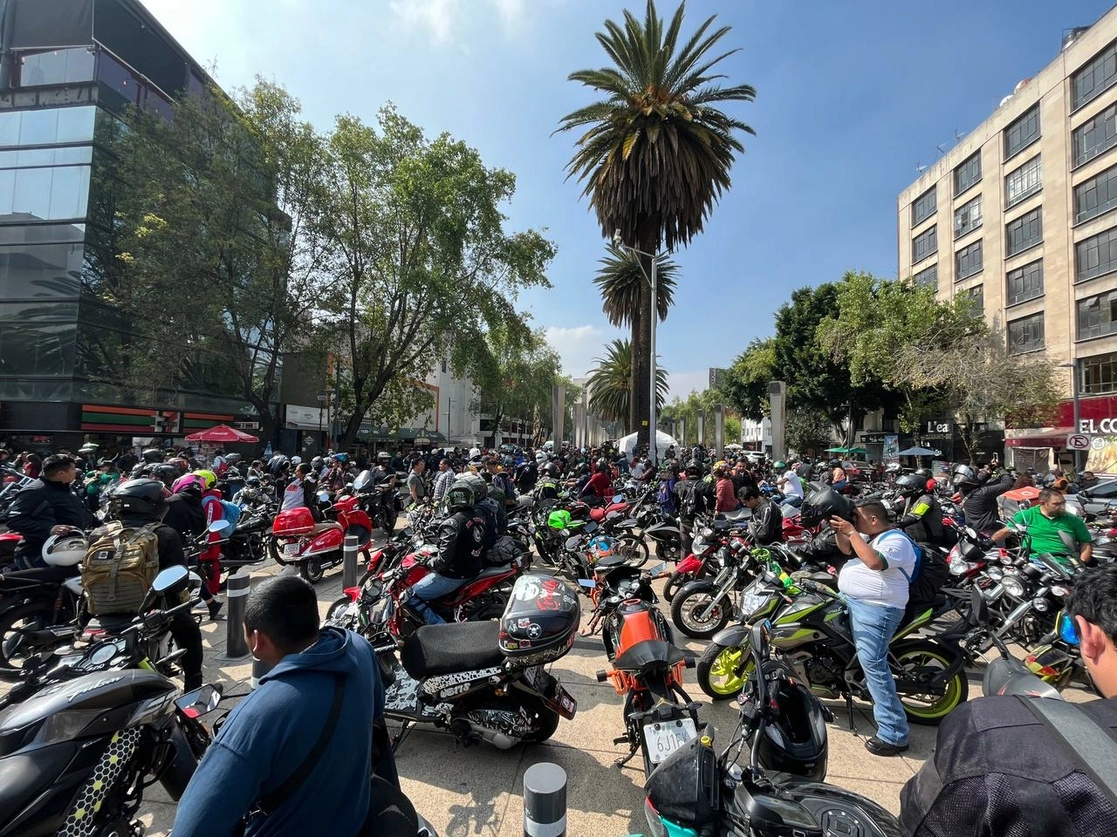 Motociclistas se reúnen en el Monumento a la Revolución para marchar hacia las oficinas de la Secretaría de Movilidad capitalina, en protesta por el nuevo reglamento para circular en vías primarias, el 22 de noviembre de 2022. Foto Alfredo Domínguez