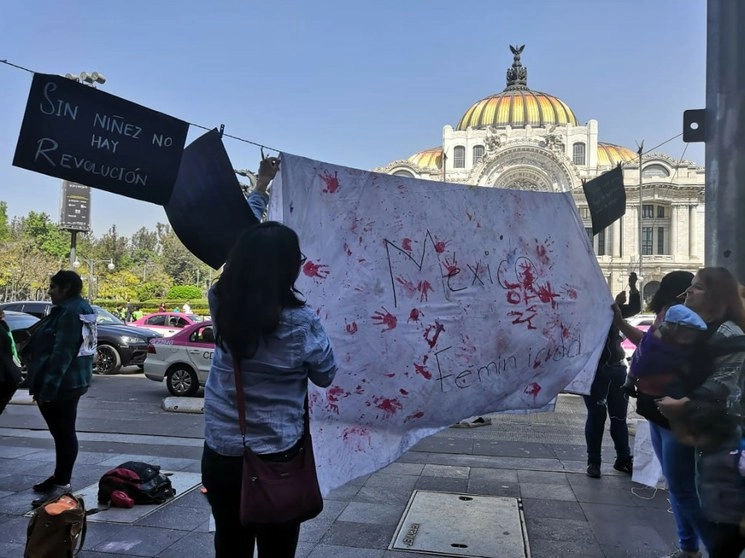 Mujeres de la organización Crianza Feminista y Mujeres en Resistencia Alternativa se manifiestan en la ‘Antimonumenta’. Foto Elba Mónica Bravo 