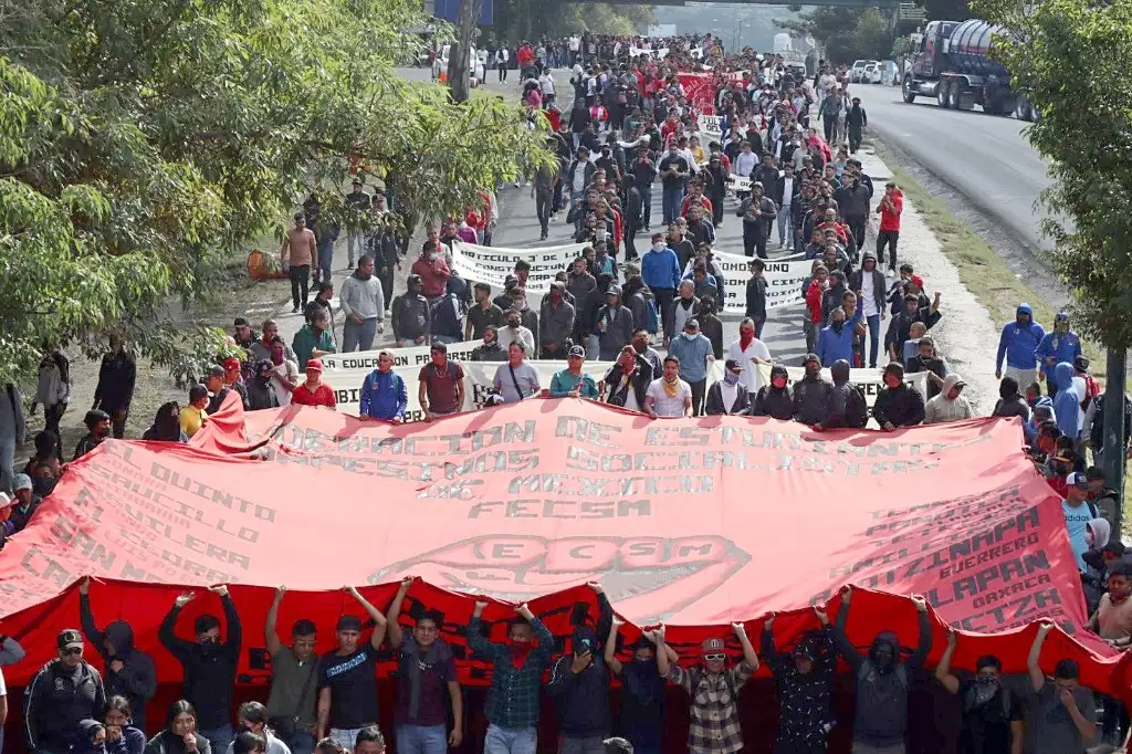 Unos mil 500 estudiantes de las normales de Tiripetío, Arteaga y Morelia, junto con jóvenes del campus de la UNAM en la entidad e integrantes de organizaciones sociales, marcharon ayer a la capital de Michoacán para exigir la liberación de sus dos compañeros detenidos el domingo. Foto Christian Hernández / ‘La Voz de Michoacán’