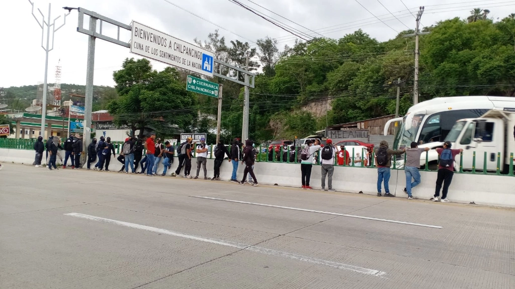 Decenas de estudiantes de la Normal de Ayotzinapa bloquearon durante media hora ambos carriles de la Autopista del Sol México para pedir se instale una mesa de diálogo. Foto La Jornada