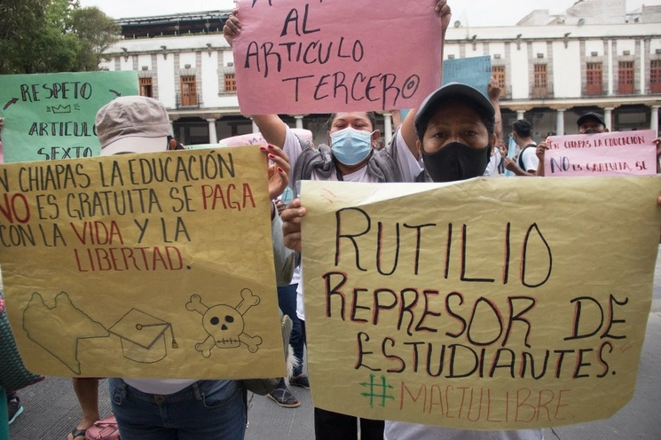 Estudiantes de la normal rural Mactzumatzá durante una protesta en Chiapas. Foto Cuartoscuro