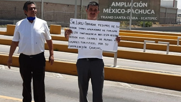 Los manifestantes también pidieron cooperación de los automovilistas utilizando el “boteo”. Foto Javier Salinas Cesáreo