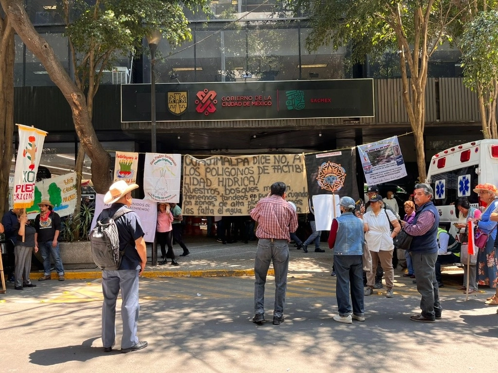 Integrantes de la Asamblea por el Agua de los Pueblos de Xochimilco protestan frente a la sede de Sacmex, en el marco del Día Mundial del Agua, en la Ciudad de México, el 22 de marzo de 2023. Foto Luis Castillo