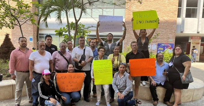 Los reporteros portaron pancartas de protesta. Foto redes sociales