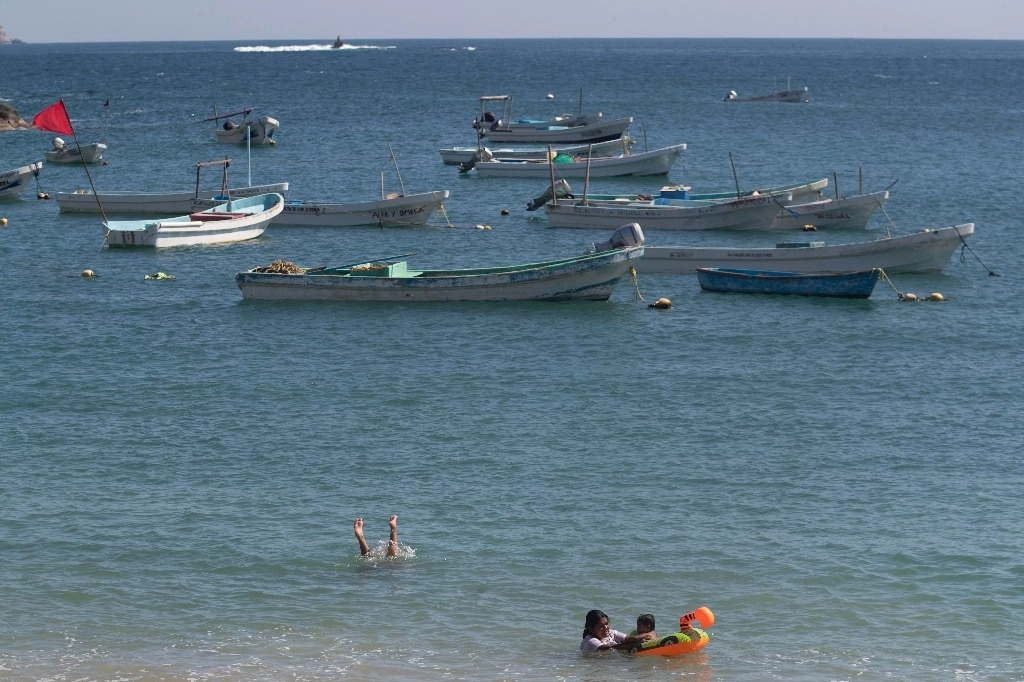 Muchas embarcaciones pesqueras se perdieron tras el paso del huracán Otis en el puerto de Acapulco. Foto Alfredo Domínguez/Archivo