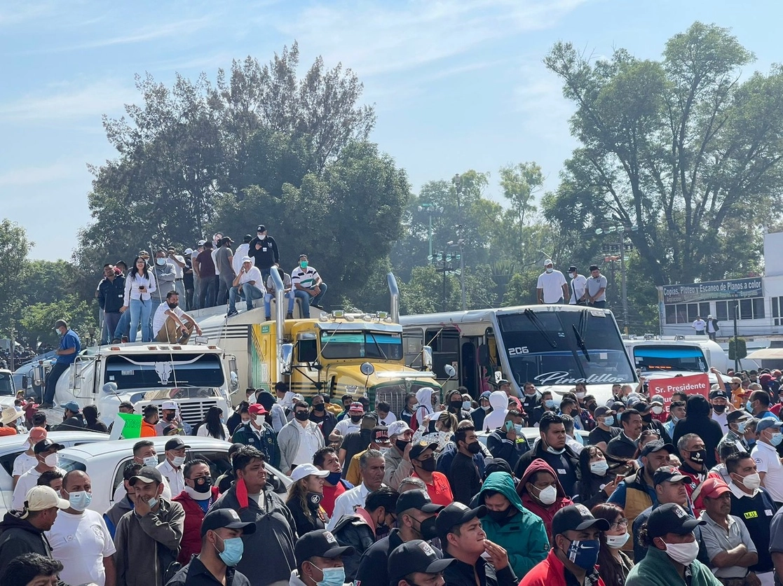 La Unión de Piperos de Ecatepec señaló que debido a la pandemia decidieron sumarse a los esfuerzos para llevar el líquido a las colonias de Ecatepec, el 5 de julio de 2021. Foto La Jornada